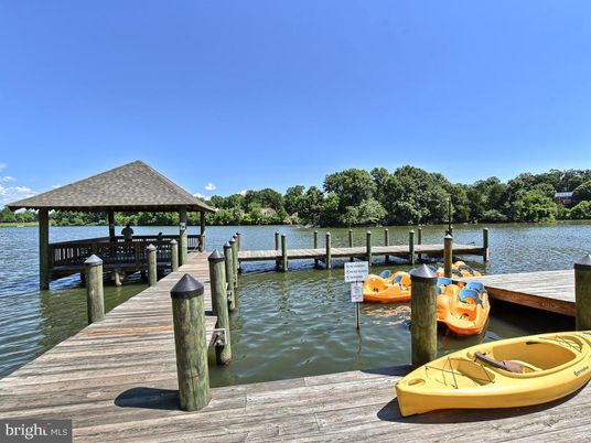 Exterior, Lake