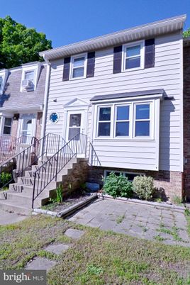 Exterior, Facade, Rowhouse