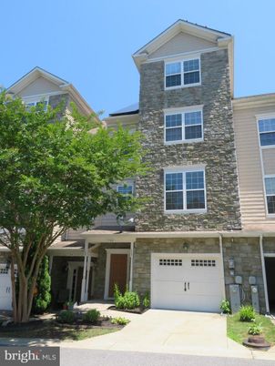 Attached, Exterior, Facade, Rowhouse