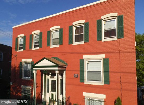 Exterior, Facade, Rowhouse