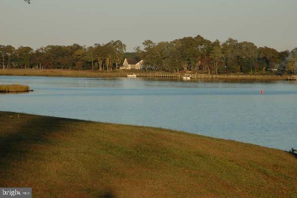 Exterior, Lake