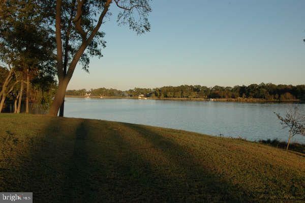 Exterior, Lake