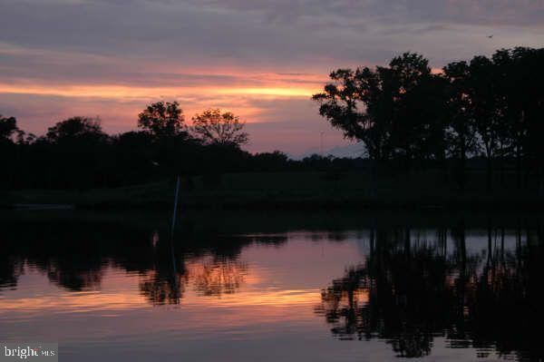 Exterior, Lake