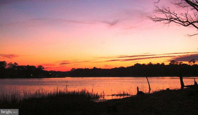 Exterior, Lake