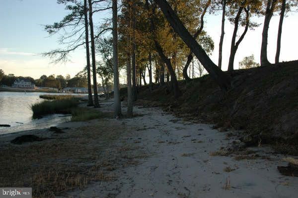 Exterior, Lake