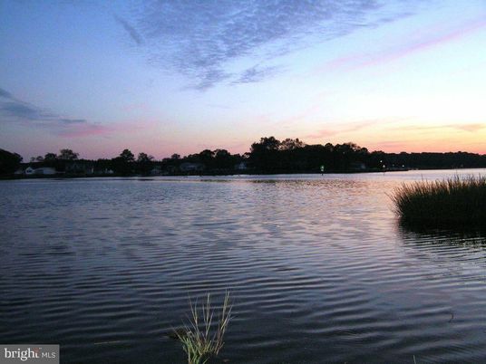 Exterior, Lake