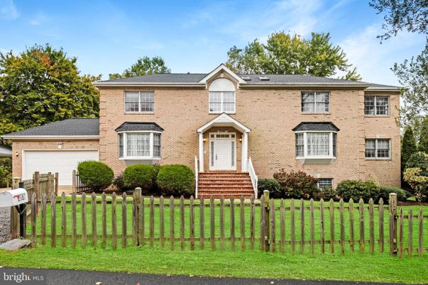 Attached, Exterior, Facade, Brick Facade, Georgian