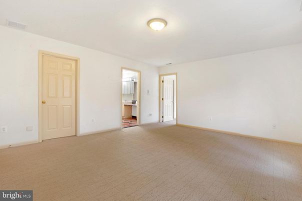 Empty room, Interior