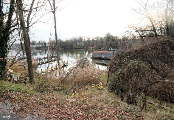 Exterior, Lake