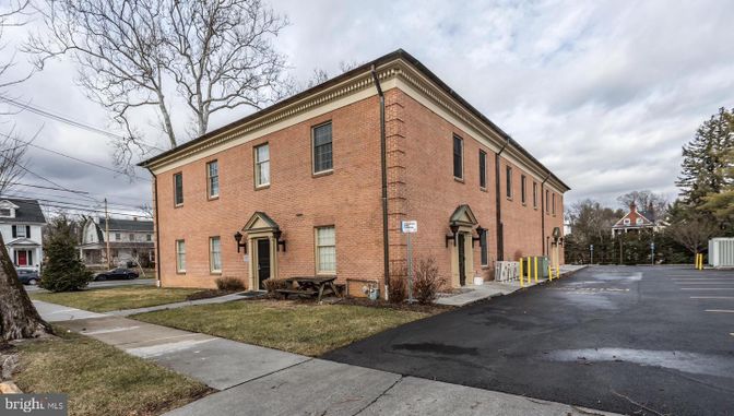 Exterior, Facade, Brick Facade, Georgian