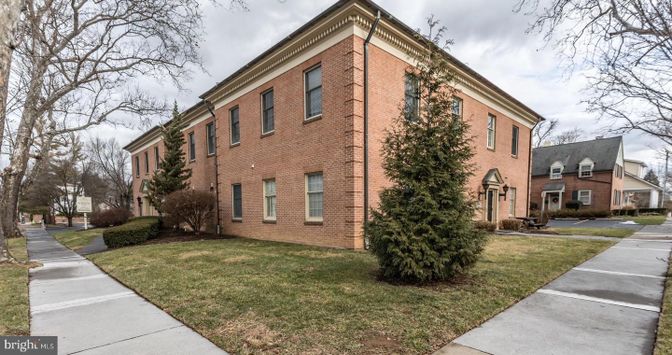 Exterior, Facade, Brick Facade, Georgian