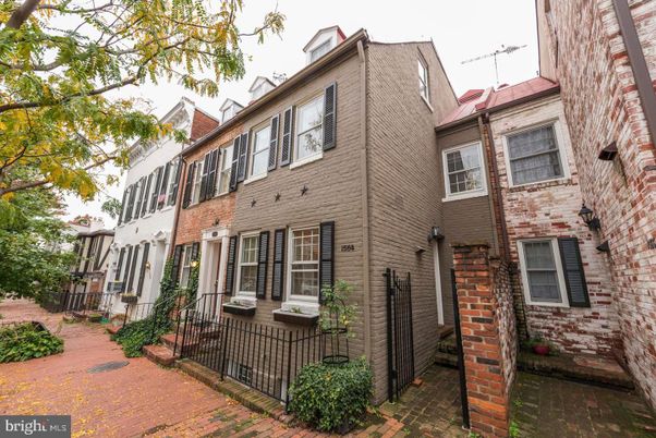Exterior, Facade, Brick Facade, Rowhouse