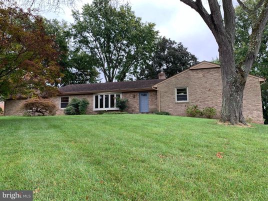 Backyard, Exterior, Facade, Brick Facade, Ranch