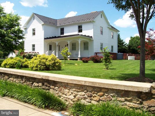 Exterior, Facade, Farmhouse