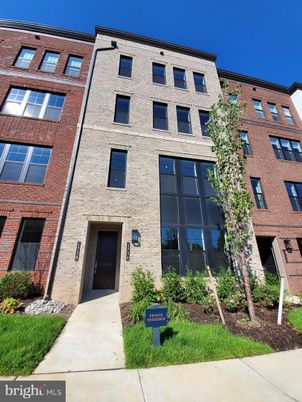 Exterior, Facade, Brick Facade, Rowhouse
