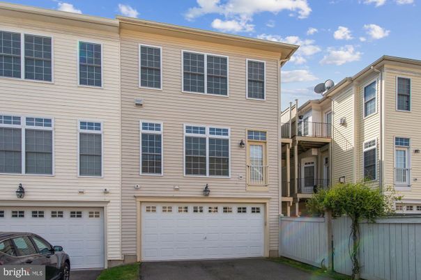 Attached, Exterior, Facade, Rowhouse