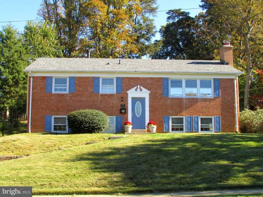 Exterior, Facade, Brick Facade, Raised Ranch