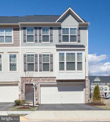 Attached, Exterior, Facade, Rowhouse