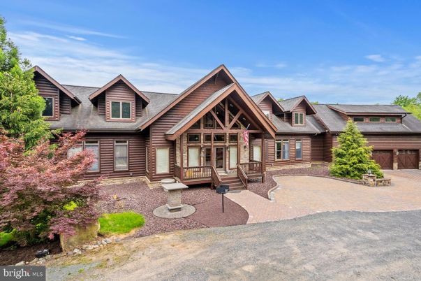 Exterior, Facade, Log Home