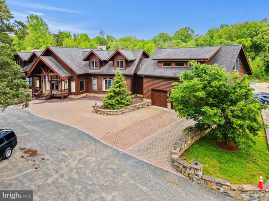 Exterior, Facade, Log Home