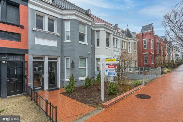 Exterior, Facade, Rowhouse