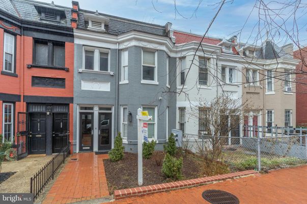 Exterior, Facade, Rowhouse