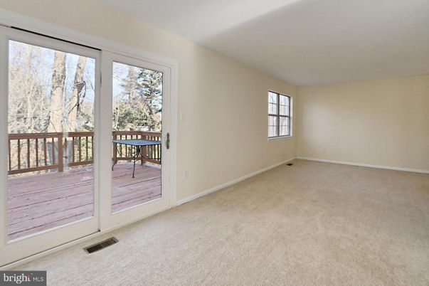 Empty room, Interior