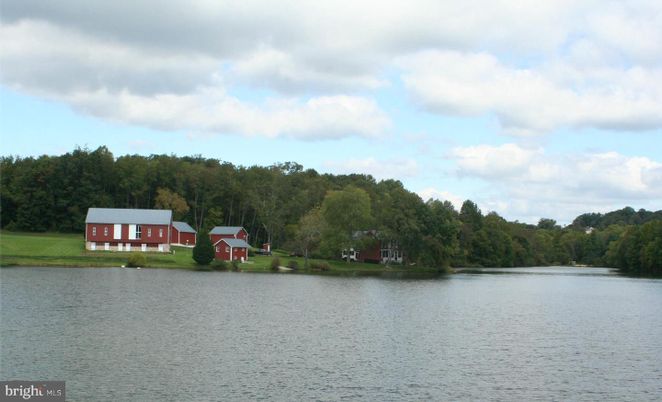 Exterior, Lake