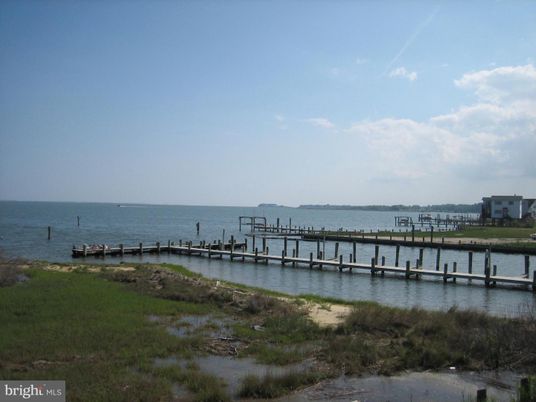 Exterior, Lake
