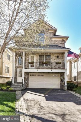 Attached, Exterior, Facade, American Foursquare