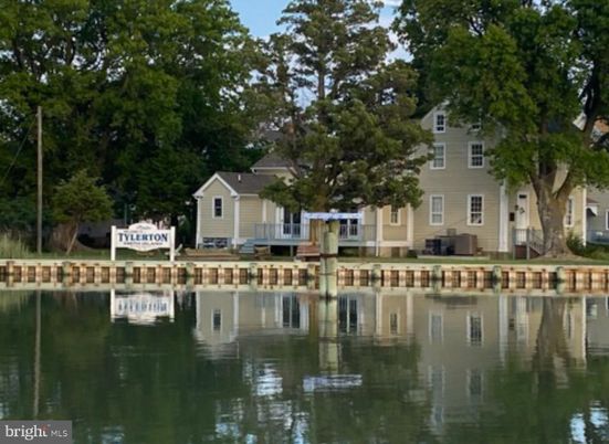 Exterior, Lake