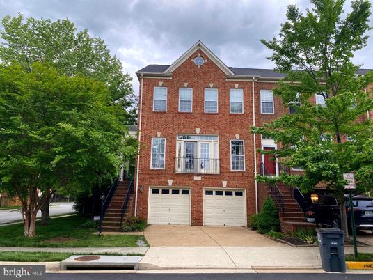 Attached, Exterior, Facade, Brick Facade, Georgian