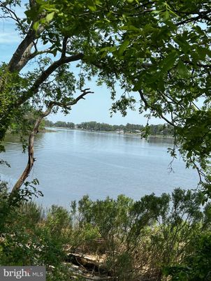 Exterior, Lake