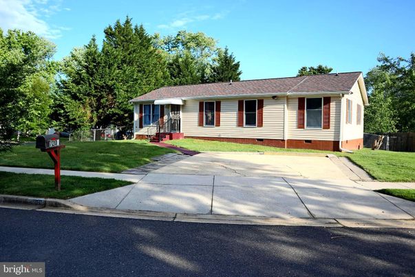 Exterior, Facade, Ranch
