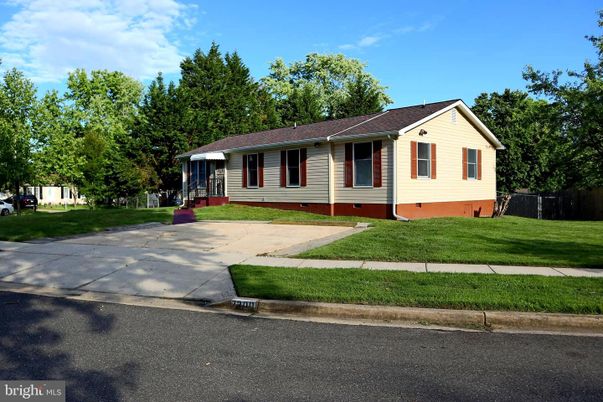 Exterior, Facade, Ranch
