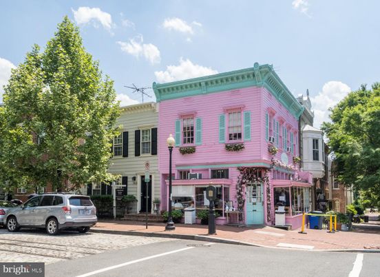 Exterior, Facade, Rowhouse