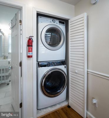 Interior, Utility Closets, Washer, Wood Texture Flooring