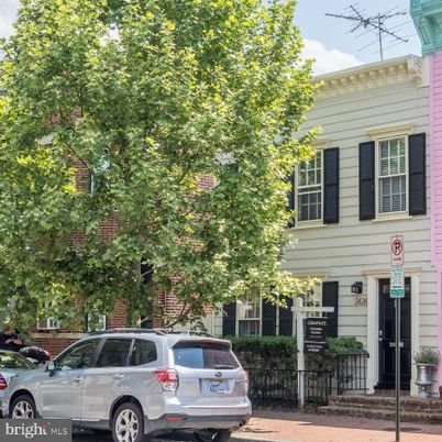 Exterior, Facade, Rowhouse