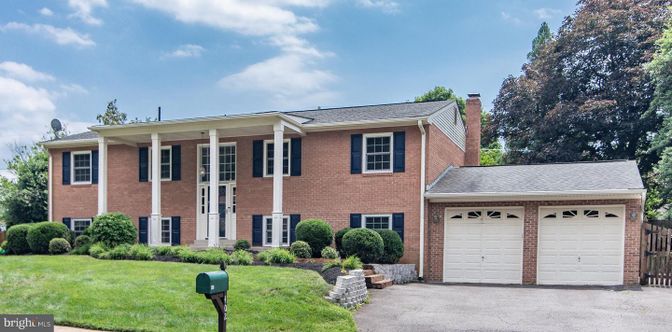 Attached, Exterior, Facade, Brick Facade, Georgian