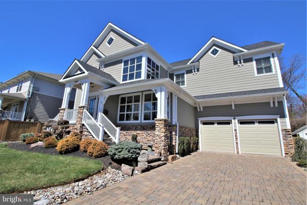 Attached, Exterior, Facade, American Craftsman