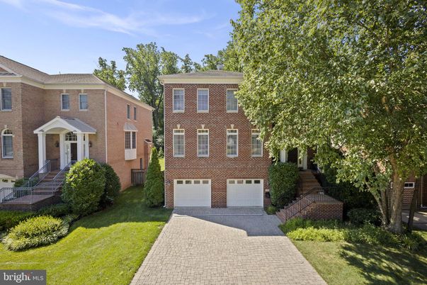 Attached, Exterior, Facade, Brick Facade, Georgian