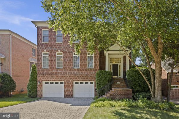 Attached, Exterior, Facade, Brick Facade, Georgian