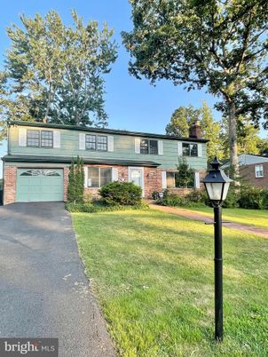 Attached, Exterior, Facade, Brick Facade, Raised Ranch