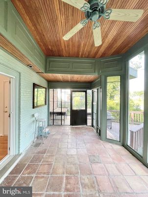 Empty room, Interior, Sun Room, Wooden Ceilings