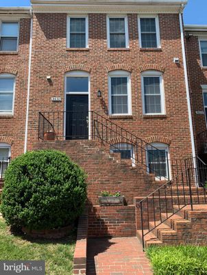 Exterior, Facade, Brick Facade, Rowhouse
