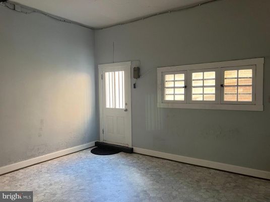 Empty room, Interior
