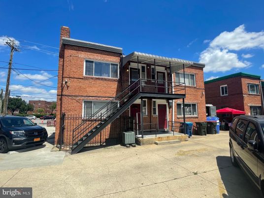 Exterior, Facade, Brick Facade, Rowhouse