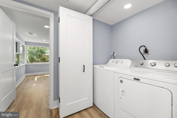 Interior, Recessed Lighting, Washer, Wood Texture Flooring