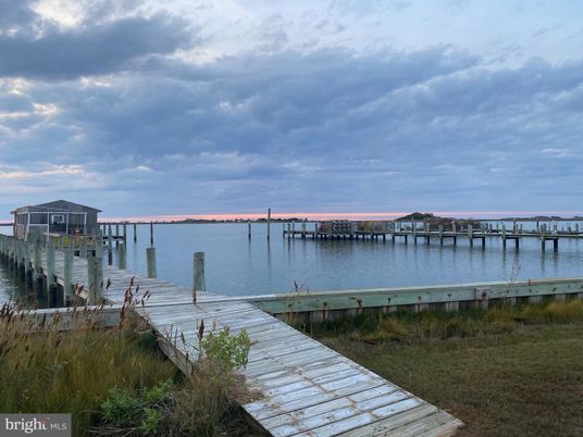Exterior, Lake