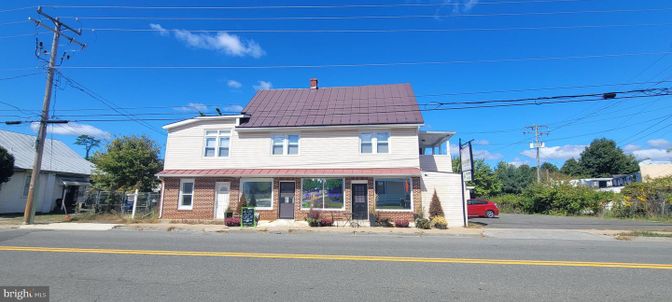 Exterior, Facade, Brick Facade, American Foursquare